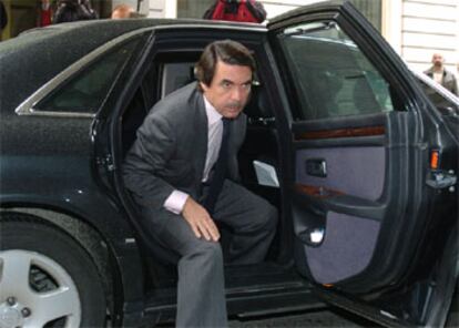 José María Aznar, todavía presidente en funciones, llega al Congreso de los diputados para asistir a su última sesión como presidente del Gobierno. Aznar, que cumplió su promesa de no concurrir a las elecciones, no será parlamentario en esta legislatura.