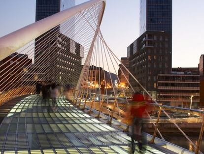 Puente Zubi Zuri, una de las imágenes de la transformación de la ría de Bilbao.