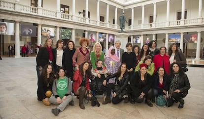Las mujeres forotografiadas y las fotoperiodistas de la exposición Diverses, en el Centre Cultural La Nau.