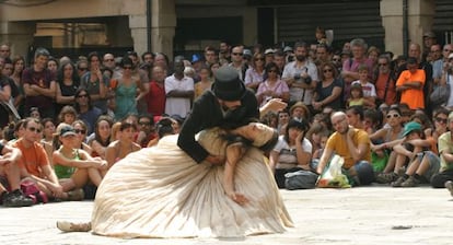 Montaje del grupo italiano Senza Tempo en las calles de Tàrrega.