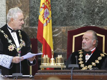 El presidente del Tribunal Supremo, Carlos Dívar, y el rey don Juan Carlos, durante la apertura del año judicial.