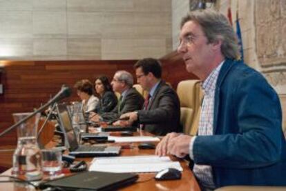 Mesa del Parlamento extremeño, esta mañana.