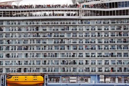 Las decenas de personas que se asoman en esta fotografía no están en un edificio de apartamentos, sino en un nuevo crucero cuyas dimensiones abruman: 361 metros de eslora, 72 metros de altura, 60.000 toneladas de acero, capacidad para 6.780 pasajeros y 2.100 tripulantes. Es el Harmony of the Seas (armonía de los mares), el tercer barco de la familia Oasis de Royal Caribbean. El más grande del mundo. Esta mole de metal, construida en los astilleros STX de Saint-Nazaire (Francia), zarpó el 15 de mayo hacia Southampton, en el sur de Inglaterra, y el 29 salió hacia Barcelona, su puerto base, tras pasar por Vigo. Entre su oferta, un escenario para números acuáticos, una pista de patinaje y un teatro para 1.380 espectadores. El estreno del crucero no está exento de polémica: vecinos y ecologistas de la localidad inglesa criticaron la gran polución que generan estos mastodontes marinos. www.harmonyoftheseas.es