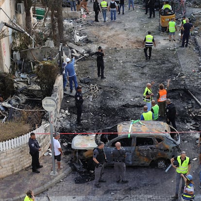 Kiryat Bialik (Israel), 22/09/2024.- Israeli emergency teams work at the scene of a missile strike on a residential neighbourhood in Kiryat Bialik, northern Israel, 22 September 2024. The Israeli military said that about 85 projectiles were identified crossing from Lebanon into several areas in northern Israel on 22 September. Some of the shells were intercepted, and fallen projectiles were located in Kiryat Bialik, Tsur Shalom and Moreshet, igniting fires in the area, the statement added. Following the attack on northern Israel the Israel Defense Forces (IDF) said it conducted strikes against Hezbollah targets in Lebanon. (Líbano, Hizbulá/Hezbolá) EFE/EPA/ABIR SULTAN
