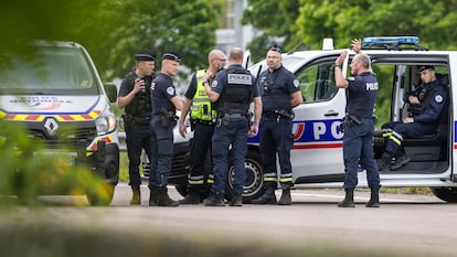 Agentes de policía en el peaje de Incarville, en Normandía este martes.