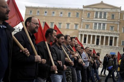 Protesta de trabajadores en Atenas durante la huelga general, el 4 de febrero de 2016.