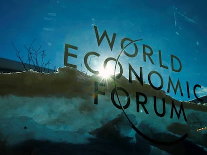 Logo del Foro Económico Mundial, en Davos.
