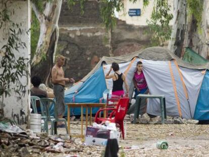 Varios 'okupas' en el asentamiento en el antiguo camping del balneario.