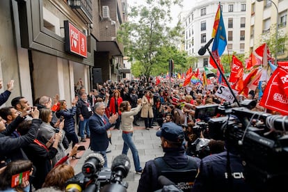 Dirigentes socialistas salen a la puerta de la sede del partido para agradecer la asistencia de los militantes.