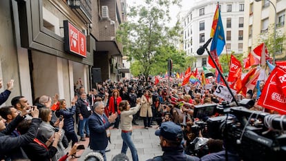Concentración de apoyo a Pedro Sánchez en la sede federal del PSOE en la calle de Ferraz durante el Comité Federal, el pasado sábado en Madrid.