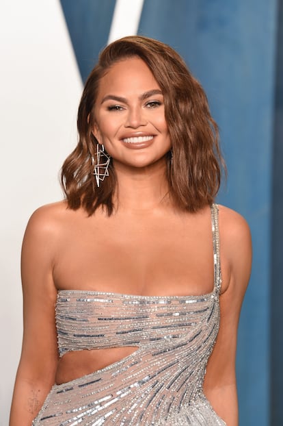 La modelo Chrissy Teigen, esposa del cantante John Legend y una de las celebridades más vocales en redes sociales, se sometió a una operación de aumento de pechos cuando tenía 20 años, de la que, años más tarde, se arrepintió. Lo contó a través de sus redes sociales, cuando se sometió a la operación para quitarse los implantes, y también en una entrevista en profundidad en la edición estadounidense de la revista ‘Glamour’. “Me operé los pechos a los 20 años”, confesó, “fue más por una cosa de los trajes de baño. Pensé: ‘Si voy a posar, acostada boca arriba, ¡quiero que estén bien tersos y alegres!’. Pero luego tienes bebés y se llenan de leche y se desinflan y ahora estoy jodida”. La maternidad cambió su vida, tal y como explicó en la misma entrevista, y pensó en los riesgos de las operaciones de pecho, que conllevan un cambio y actualización cada 10 años: “No es la forma en la que me apetece morir, ¿sabes? Poniéndome tetas”.