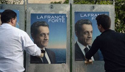 Pegada de carteles de Sarkozy en La Chapelle-des-Fougeretz, en Rennes.