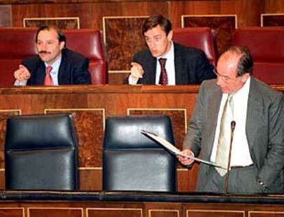 Rato, en su intervención en el pleno del Congreso. Detrás, Vicente Martínez Pujalte y Rafael Hernando.