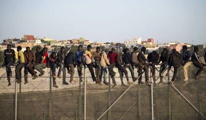 Inmigrantes encaramados en la valla de Melilla.