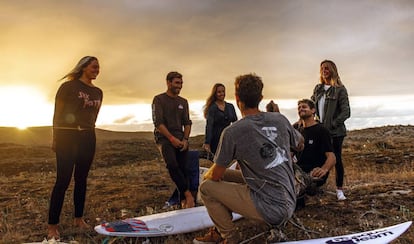 La selección nacional de surf junto a la playa de Pantín, en Valdoviño (A Coruña).