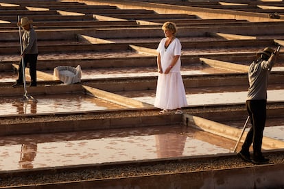 Mercedes Milá en Las Salinas de la Concepción, en Menorca, con dos de las trabajadoras de la salinera, Araceli Cabrisas Serrano y María Solà González.Francisco Ubilla