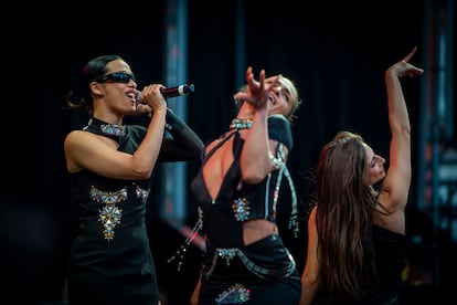 La representante española en Eurovisión, Chanel, durante su actuación este domingo en la plaza Mayor de Madrid, en las fiestas de San Isidro.