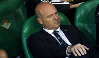 Pepe Mel, en el banquillo bético.