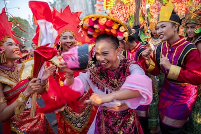 Bailarines balineses desfilan por una carretera principal de Denpasar (Indonesia) para celebrar la Nochevieja. 