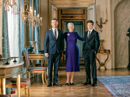 Retrato oficial por el 80º cumpleaños de la reina Margarita de Dinamarca, con su hijo Federico y su nieto Christian.