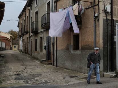 Un hombre pasea por las calles de un pueblo de la provincia de Zamora. 