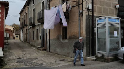 Un hombre pasea por las calles de un pueblo de la provincia de Zamora. 