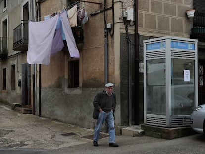 Un hombre pasea por las calles de un pueblo de la provincia de Zamora. 