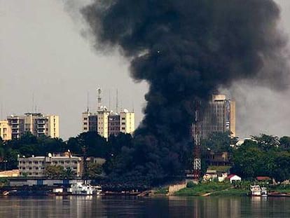 Una columna de humo se eleva sobre el centro de Kinshasa tras los combates de ayer.