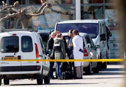 Vehículos de la Gendarmería Nacional francesa permanecen aparcados en los alrededores del supermercado de la cadena "Système U" donde se ha llevado a cabo la toma de rehenes en un supuesto acto terrorista en Trèbes (Francia).