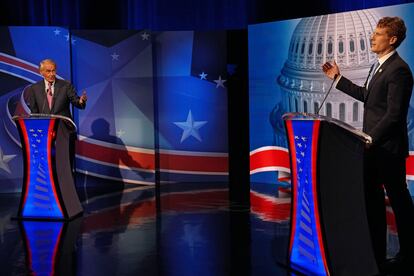 El senador Edward Markey (izquierda) y Joseph Kennedy III, durante su último debate por las primarias de Massachusetts.