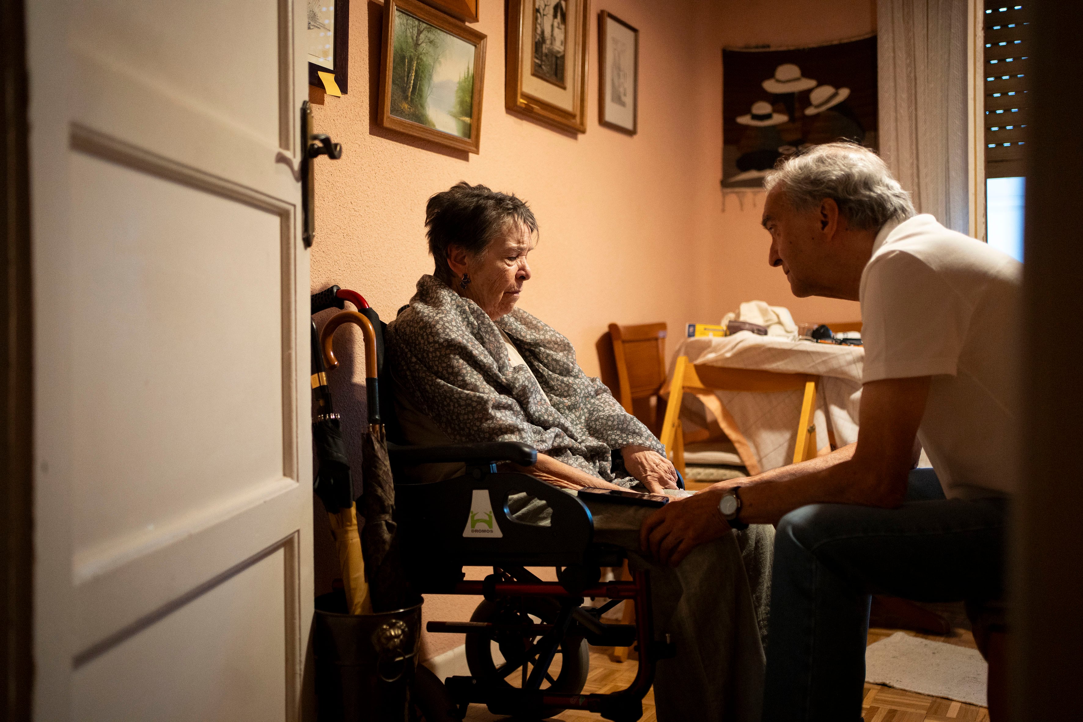 Maricarmen, de 87 años, pasa su primera noche sin casa en el hospital acompañada de su primo Vicente y con un cuadro de agotamiento severo