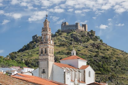 Castillo templario de Jerez de los Caballeros. En primer término, la iglesia de la Encarnación.  