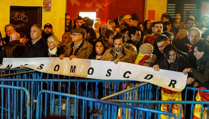 "No somos CDR" es lema de una pancarta durante la protesta frente a la sede del PSOE en la calle Ferraz de Madrid.