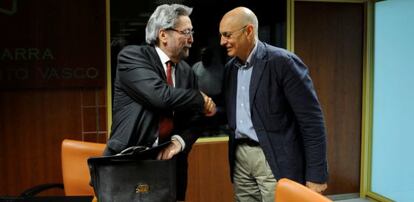 Manuel Lezertua saluda este martes al parlamentario Rodolfo Ares.