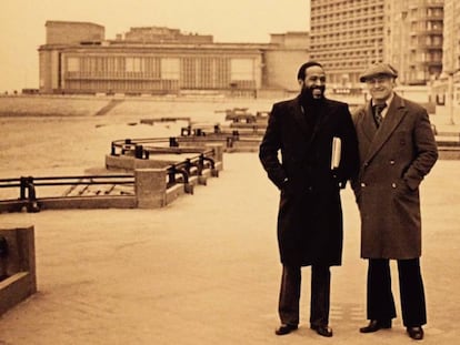 Marvin Gaye (izquierda) con Freddy Cousaert, el fan que le acogió en Ostende.