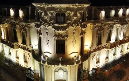 Fachada iluminada del edificio sede de la Sociedad General de Autores y Editores (SGAE) en Madrid.