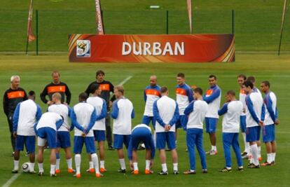 Bert van Marwijk habla con sus jugadores durante un entrenamiento en Sudáfrica.