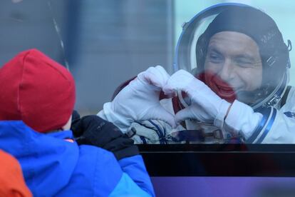 David Saint-Jacques, de la Agencia Espacial Canadiense, miembro de la expedición 58/59 de la Estación Espacial Internacional (ISS), gesticula desde el interior de un autobús para despedirse de su hijo cuando se dirige a la nave espacial Soyuz MS-11, momentos antes del lanzamiento en el cosmódromo de Baikonur, en Kazajstán.