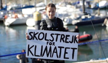 Thunberg sosté el cartell de 'Vaga escolar pel clima'.