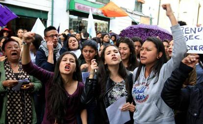 Un grupo de mujeres protesta contra la violencia de género, en Bogotá.