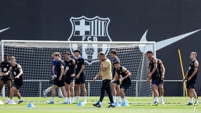 Hansi Flick y los jugadores del Barça, en el entrenamiento de ayer en la Ciudad Deportiva Joan Gamper.