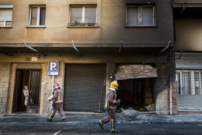 La explosión se ha producido esta mañana en un local de la calle Gaspar Fàbregas de Esplugues.
