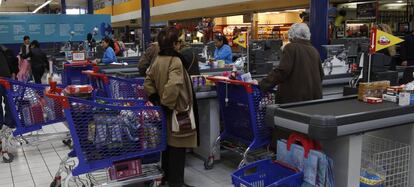 Una mujer se dispone a pagar su compra en el interior del hipermercado Carrefour Planet Alcobendas. EFE/Archivo