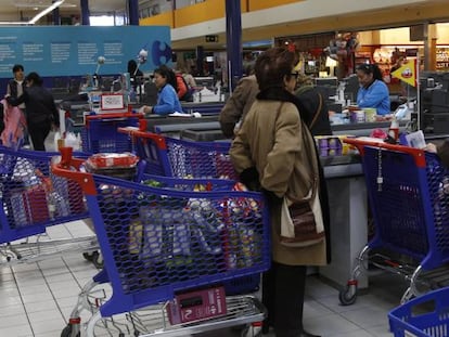 Una mujer se dispone a pagar su compra en el interior del hipermercado Carrefour Planet Alcobendas. EFE/Archivo