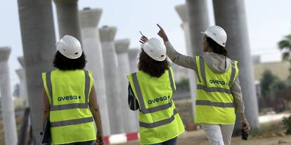 Trabajadoras de Ayesa en una de las obras proyectadas por la compañía.