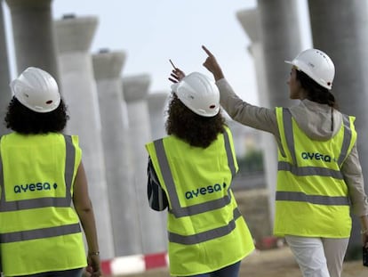 Trabajadoras de Ayesa en una de las obras proyectadas por la compañía.