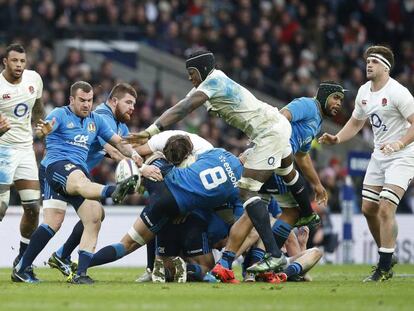 Ingleses e italianos luchan por el bal&oacute;n durante el partido en Twickenham.