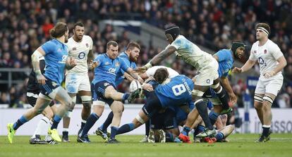 Ingleses e italianos luchan por el bal&oacute;n durante el partido en Twickenham.