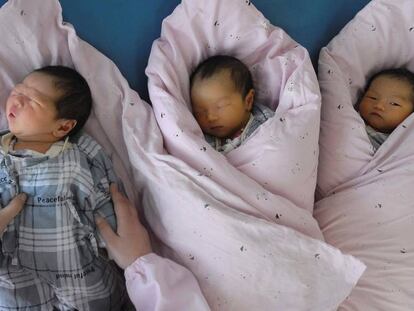 Tres bebés recién nacidos en un hospital de China en una imagen de archivo.