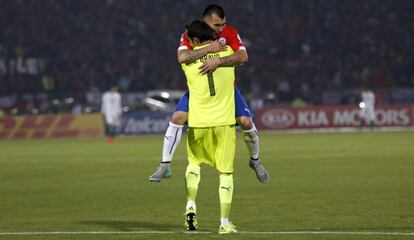Medel y Bravo se abrazan tras el triunfo ante Bolivia.